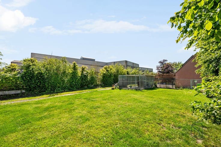 Spacious and energy-efficient villa with swimming pond