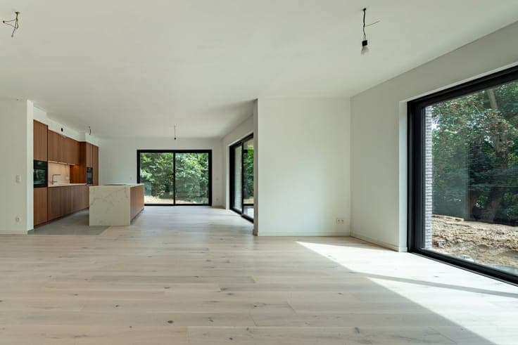 Newly built semi-detached house located in an interior block