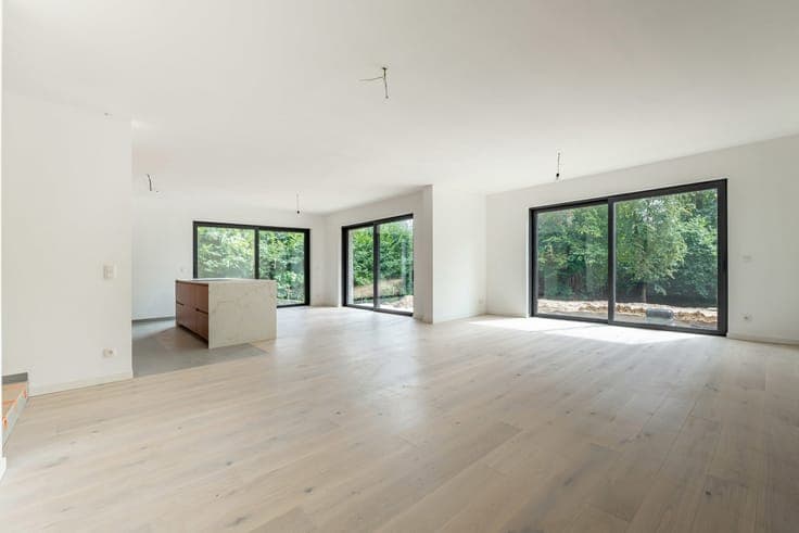 Newly built semi-detached house located in an interior block