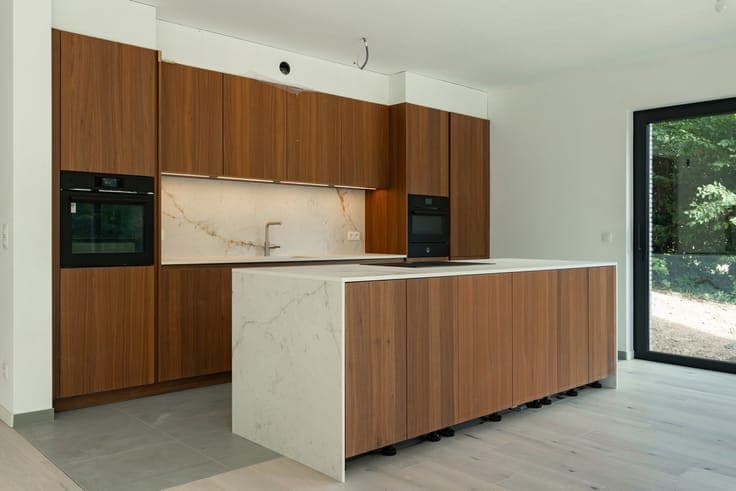 Newly built semi-detached house located in an interior block