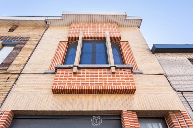 Hedendaagse gezinswoning achter statige art-decogevel