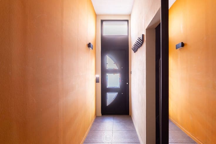 Hedendaagse gezinswoning achter statige art-decogevel