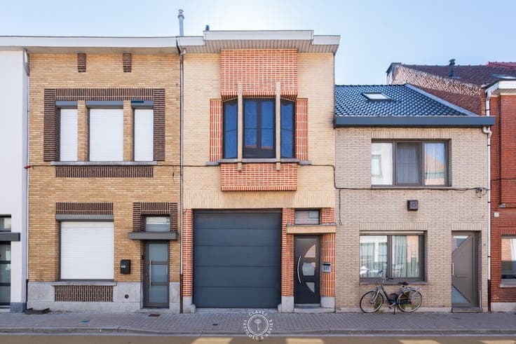 Hedendaagse gezinswoning achter statige art-decogevel