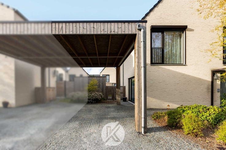 Recente, lichtrijke woning met carport
