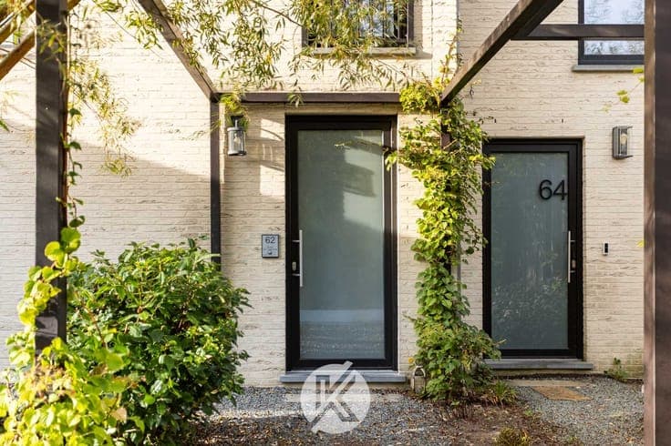 Recente, lichtrijke woning met carport