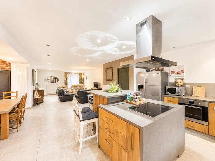 Our favourite, 5-bedroom mansion with 2 bathrooms