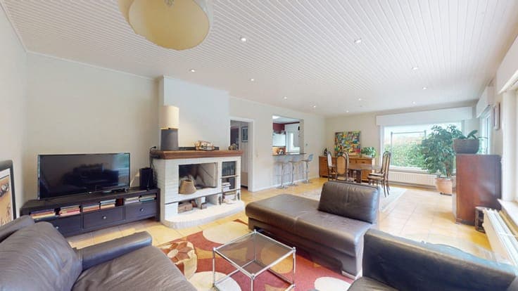 STBK: Det. villa 280 m² 5 bedrms garden prof. use good cond.