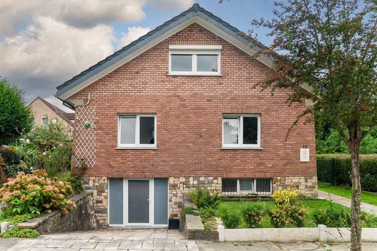 STBK: Det. villa 280 m² 5 bedrms garden prof. use good cond.