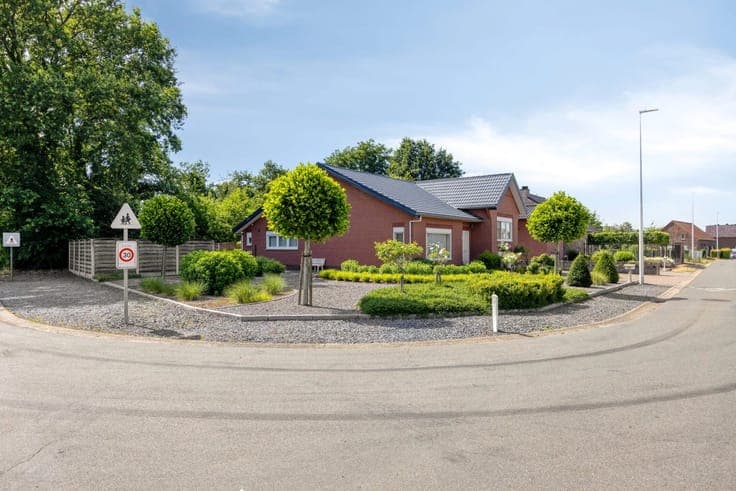Sale - House Maaseik - 299,000 €