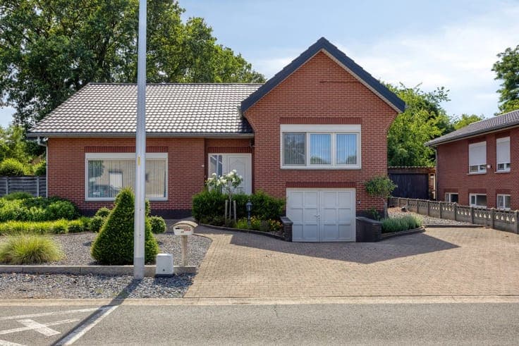 Sale - House Maaseik - 299,000 €