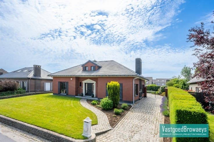 Statige en uitstekend onderhouden bungalow met zuidwest g...
