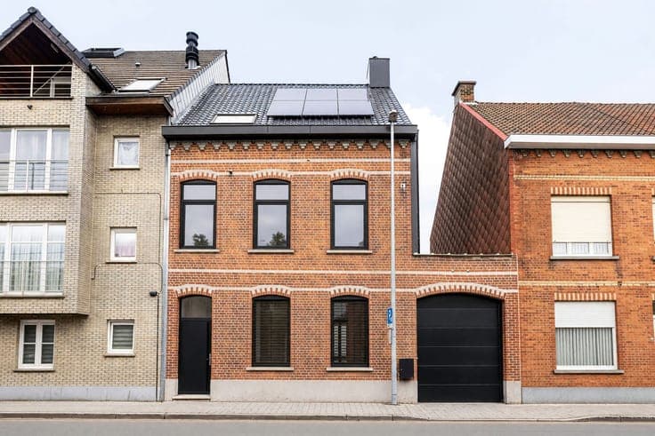 Spacious renovated house with 4 bedrooms, garden, and garage