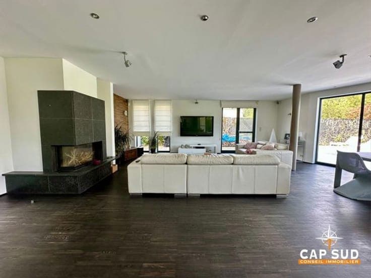 Meise – 4-Bedroom Villa with Garden, Heated Pool and Garage