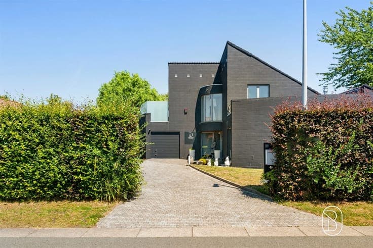 Kortrijk: spacious home, 230 m², 3 bedrooms, 1 bathroom, 500