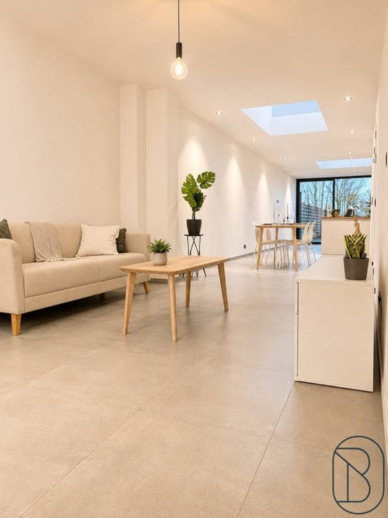 Volledig gerenoveerde woning met 3slpk, tuin en uitweg!