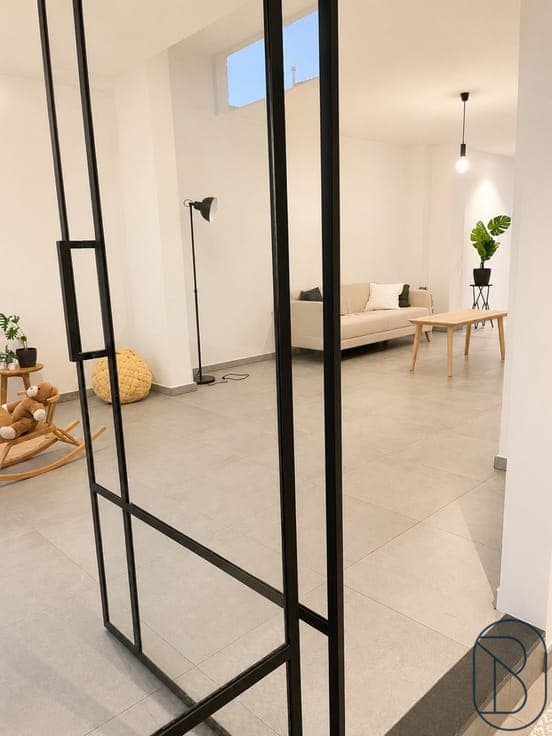 Volledig gerenoveerde woning met 3slpk, tuin en uitweg!