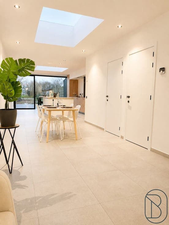 Volledig gerenoveerde woning met 3slpk, tuin en uitweg!