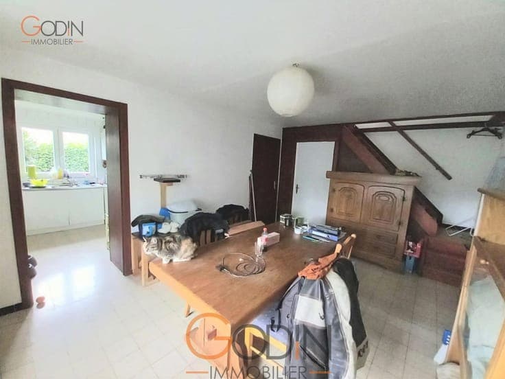 Maison 4 façades, 2 chambres avec jardin et 3 garages.
