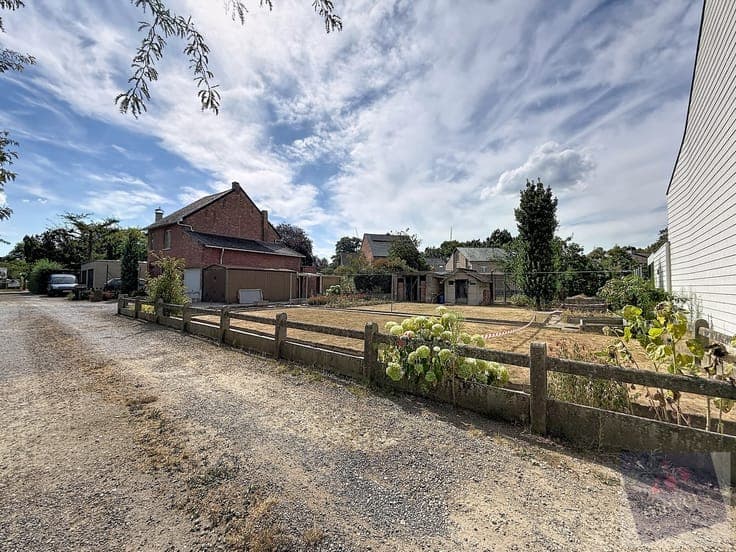 Te renoveren of te slopen woning met bouwgrond van 7a90ca...