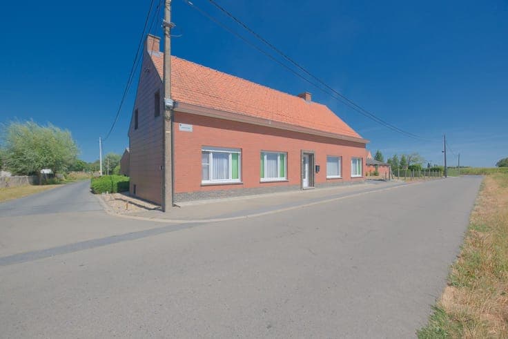 Kortemark - Rustig gelegen woning met 2 loodsen!