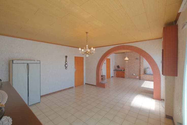 Kortemark - Rustig gelegen woning met 2 loodsen!