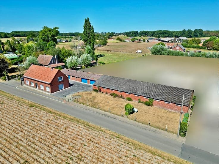 Kortemark - Rustig gelegen woning met 2 loodsen!