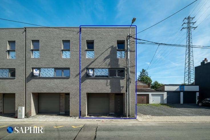 Maison neuve 3 façades de 214 m² avec terrasse et garage