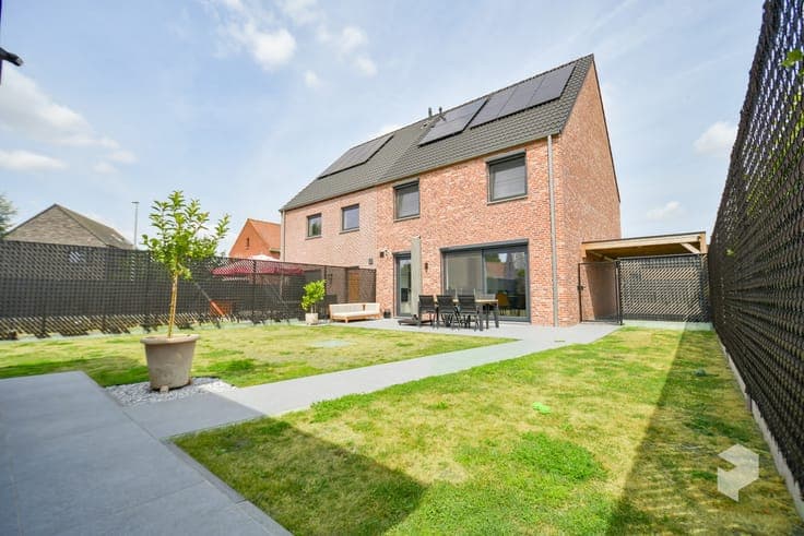 Recente (bj. 2023) royale woning met 3 grote SLPK en tui...