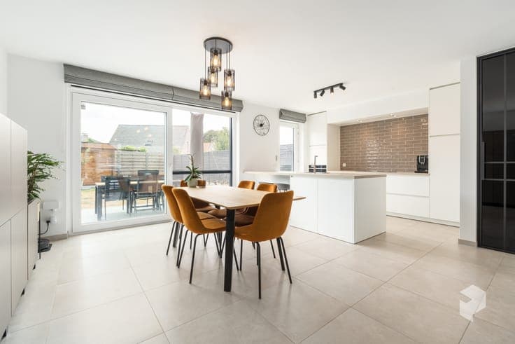 Recente (bj. 2023) royale woning met 3 grote SLPK en tui...