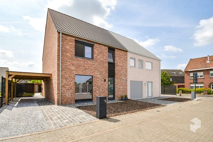 Recente (bj. 2023) royale woning met 3 grote SLPK en tui...