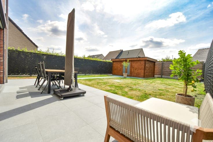 Recente (bj. 2023) royale woning met 3 grote SLPK en tui...