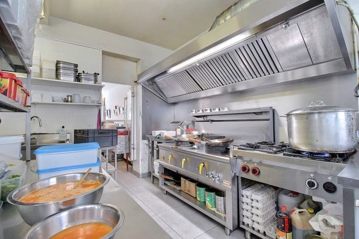 MIXED-USE INVESTMENT PROPERTY | 3 INDEPENDENT INCOME STREAMS