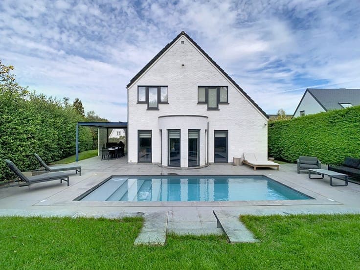 Villa contemporaine en parfait état avec piscine