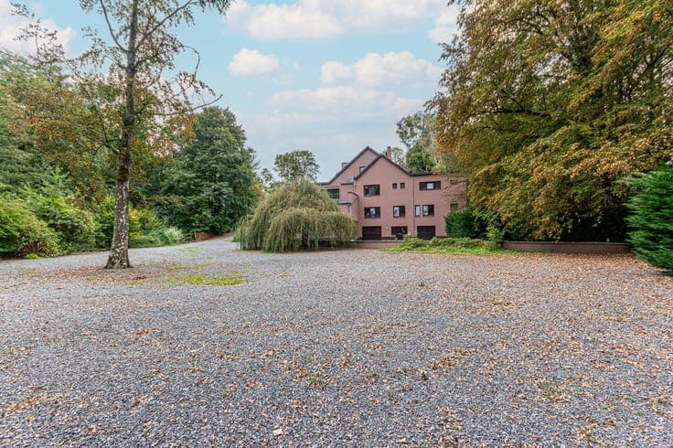 Large commercial and residential building available immediat