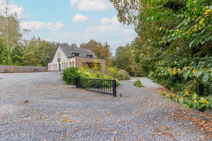 Large commercial and residential building available immediat