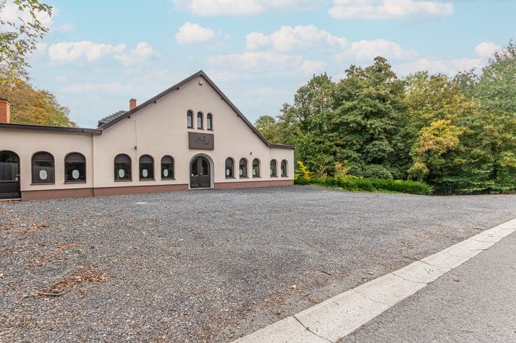 Large commercial and residential building available immediat