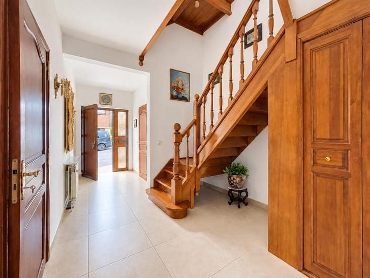 SPACIOUS 5-BED HOME WITH GARAGE & GARDEN