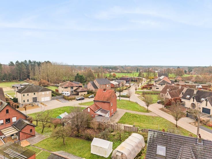 Renovatable house with subdivision potential in Veerle.