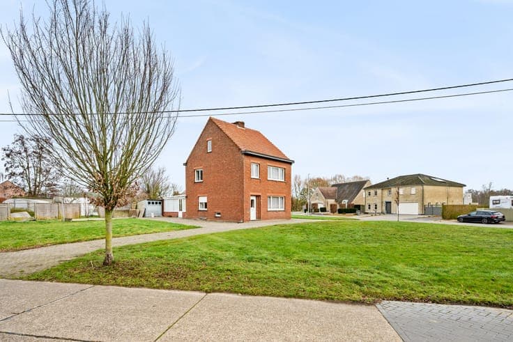 Renovatable house with subdivision potential in Veerle.