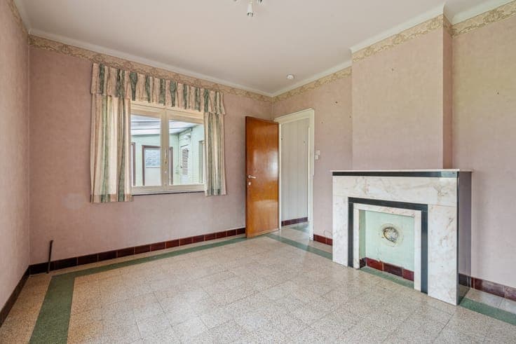 Renovatable house with subdivision potential in Veerle.
