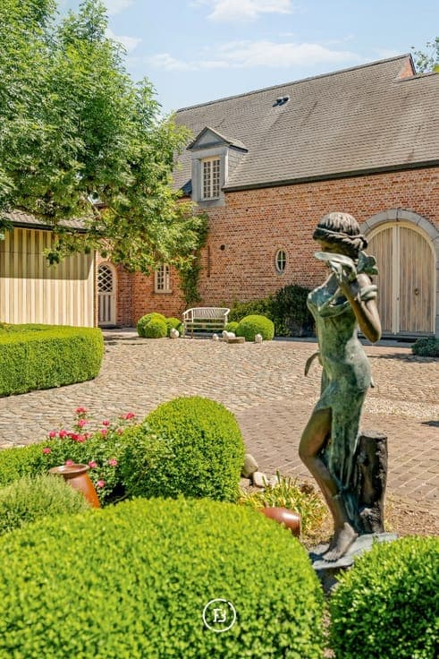 Exclusive carriage house