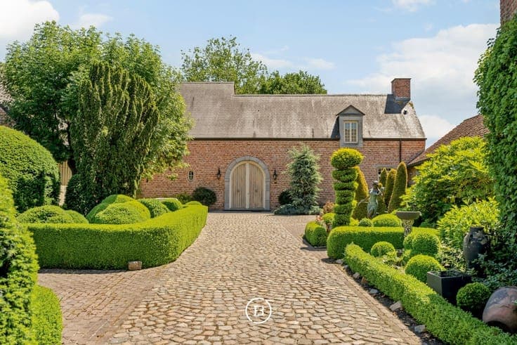 Exclusive carriage house