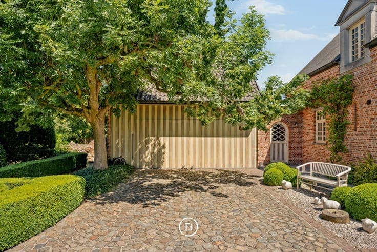 Exclusive carriage house