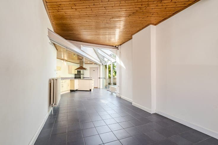 Characterful home with 3 bedrooms and spacious garden in Led