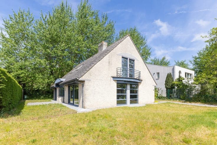 Move-in ready home bordering the forest in De Panne.