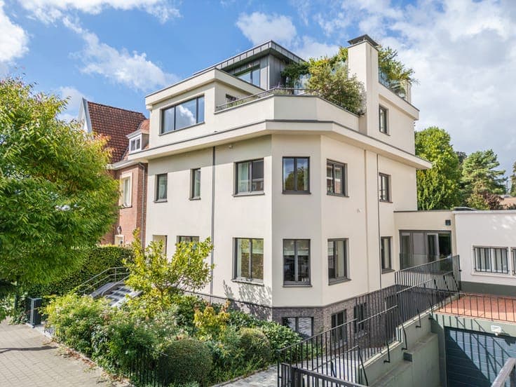 Completely renovated house, steps away from Montgomery