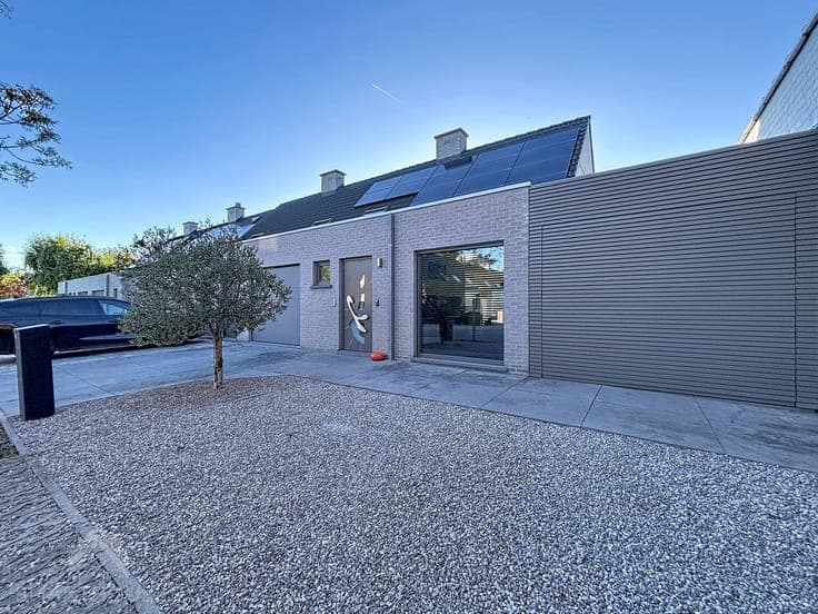Quiet semi-detached home with 3 beds and 2 garages