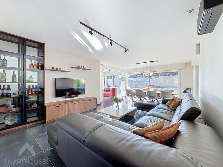Quiet semi-detached home with 3 beds and 2 garages