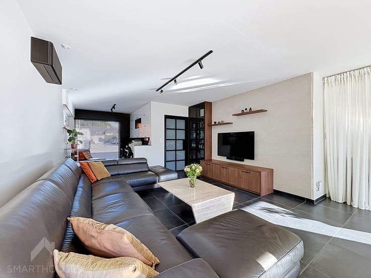 Quiet semi-detached home with 3 beds and 2 garages