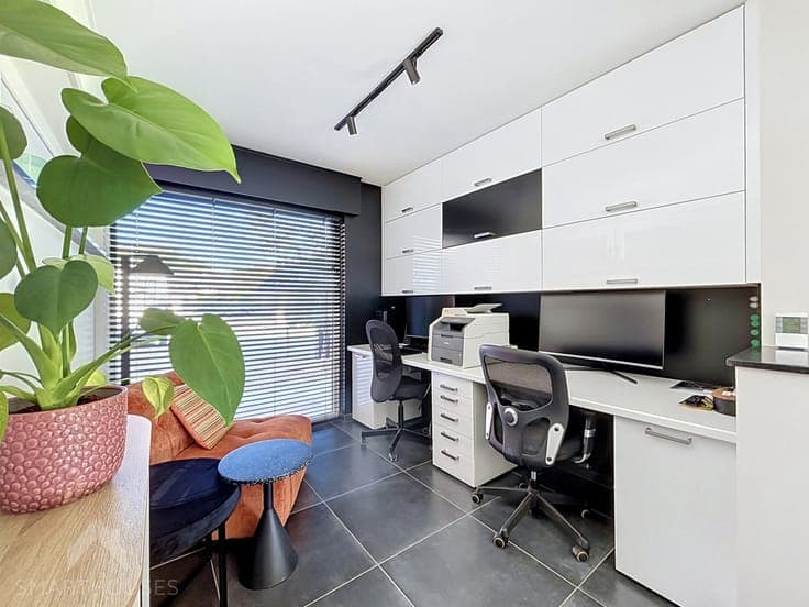 Quiet semi-detached home with 3 beds and 2 garages